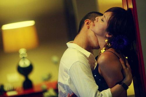 床戏吻戏摸腿,床戏吻戏，浪漫触感演绎爱恋传奇