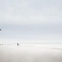 一个人在海边图片,漫步海岸线