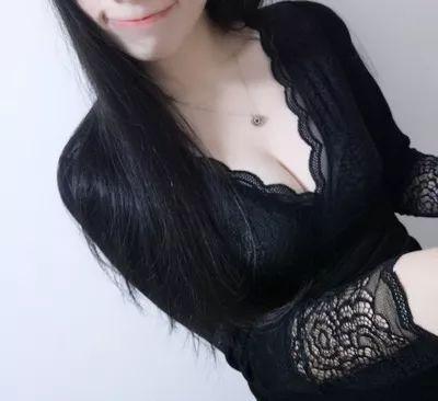 日本少女胸部没有衣服,无拘无束的胸部之美