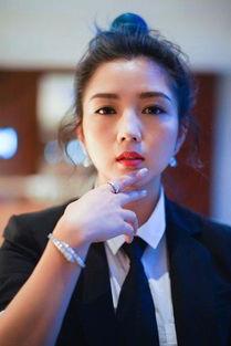 何洁三点图片大全,美丽瞬间，情感流露